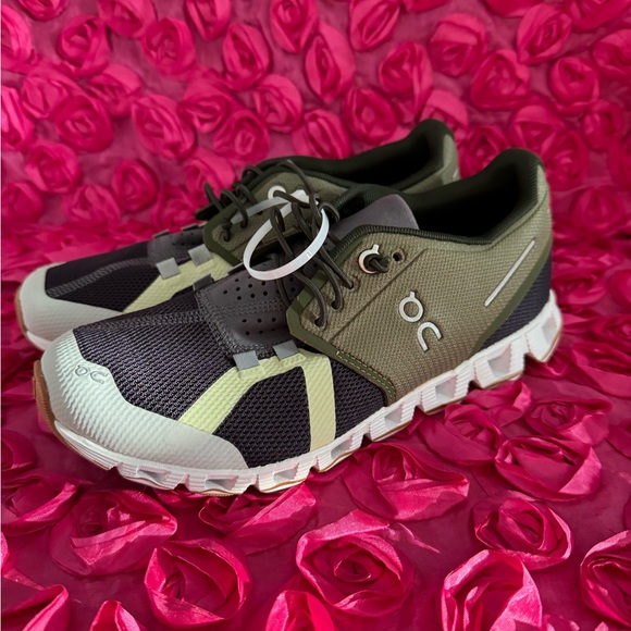 On cloud running women - Picture 5 of 8